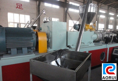Máquina de la protuberancia del tablero de la espuma de las mercancías de la cocina del PVC, cadena de producción del tablero de la espuma del PVC