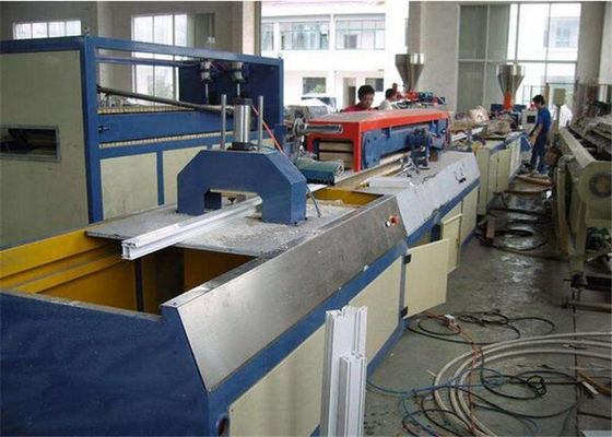 Máquina doble de la protuberancia de Wpc del diseño del tornillo/cadena de producción compuesta plástica de madera
