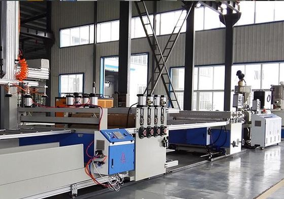Cadena de producción automática completa del tablero del PVC WPC para la plantilla de madera del edificio del plástico WPC