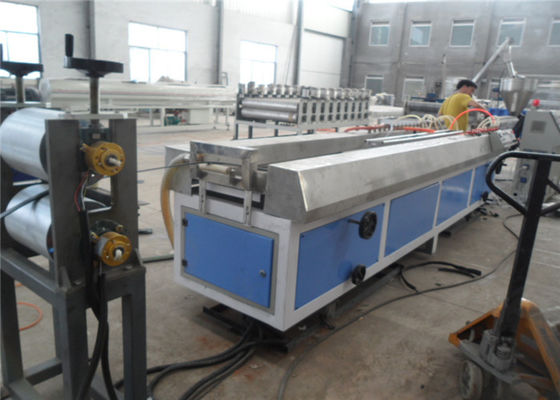 Producción de madera y plástica del perfil del PVC del panel de pared que hace la máquina, línea plástica de la protuberancia del perfil del PVC
