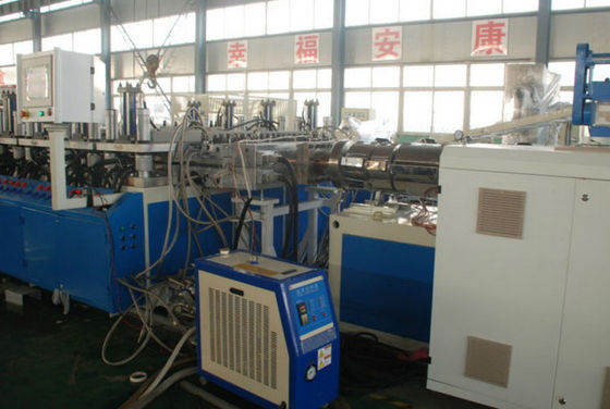 Tres máquina de la protuberancia de la plantilla WPC de la construcción de la capa/cadena de producción tornillo del doble