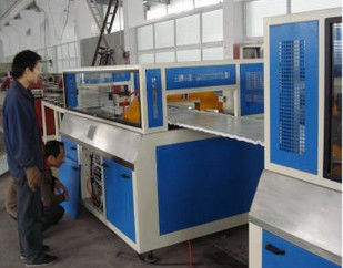 Cadena de producción plástica del tablero de dos tornillos fabricación Shuttering del tablero de la construcción del PVC de WPC