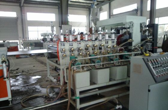 La máquina doble del tablero de la espuma del PVC del tornillo, corteza del PVC hizo espuma cadena de producción del tablero