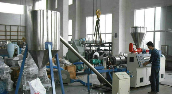 Extrusor de tornillo caliente del gemelo del granulador del corte del PVC, cadena de producción plástica de la pelotilla del PVC