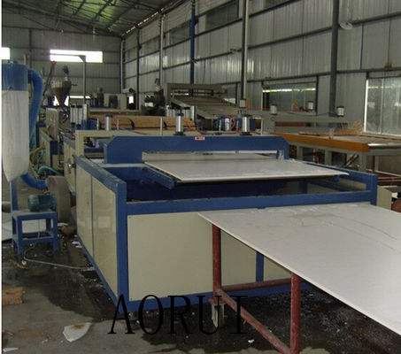 Un buen precio. La máquina del tablero de la espuma del edificio del PVC, cocina hizo espuma línea de la protuberancia del tablero para Furnitiure en línea