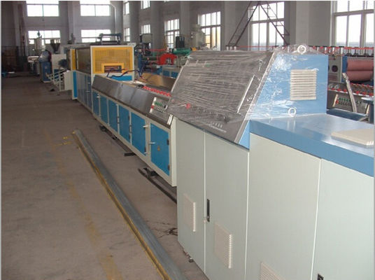 Un buen precio. Perfil de WPC que hace la cadena de producción del perfil de la máquina WPC, línea de la protuberancia del tablero de la puerta en línea