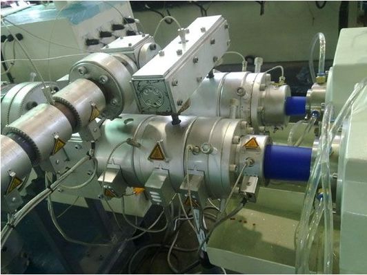 Un buen precio. Máquina de la protuberancia del tubo del gemelo del PVC del drenaje del agua de lluvia, cadena de producción del tubo del gemelo del PVC de los PP PE en línea