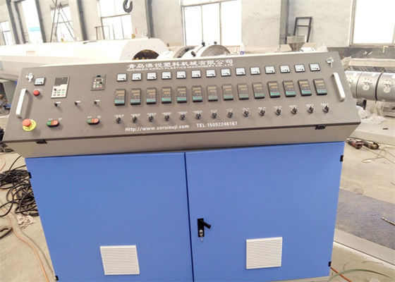 Un buen precio. máquina plástica del extrusor cadena/3P de producción del tablero de 1220m m WPC perfecta y exacta en línea