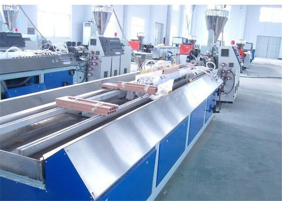 Un buen precio. Tablero de WPC que hace la máquina, extrusor plástico de madera de la puerta del hueco del PVC WPC en línea