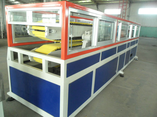 Un buen precio. Cadena de producción del perfil del PVC WPC para el tablero de aislamiento sano en línea