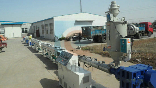 Un buen precio. Máquina plástica eléctrica de la protuberancia del tubo de agua del HDPE, extrusor del tubo del drenaje de los PP en línea
