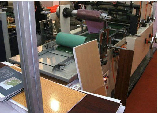 Un buen precio. Máquina compuesta plástica de madera de la protuberancia del tornillo gemelo cónico para el panel de pared en línea