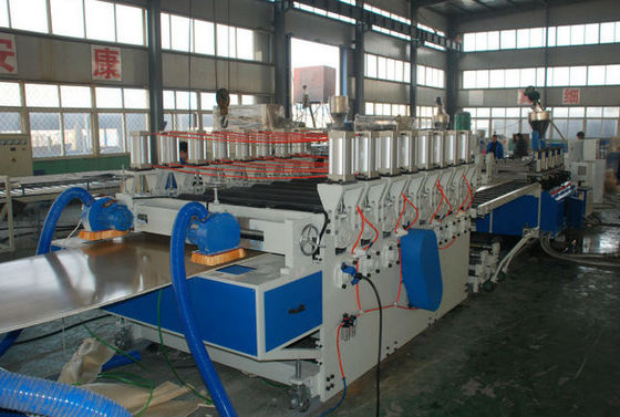 Un buen precio. Máquina del tablero de la espuma del PVC/línea 1220m m de la protuberancia para el escritorio/la silla en línea