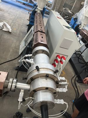 Un buen precio. Línea de producción de extrusores de plástico de tornillo único para tubos de gas de HDPE PE PP PPR en línea