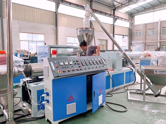 Un buen precio. extrusor de tornillo gemelo cónico del PVC WPC del tornillo 40k/H dos en línea
