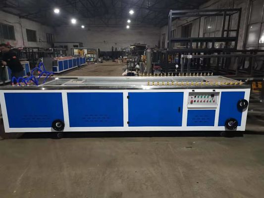 Un buen precio. cadena de producción del perfil de 380V 22kw 150kg/H UPVC WPC en línea