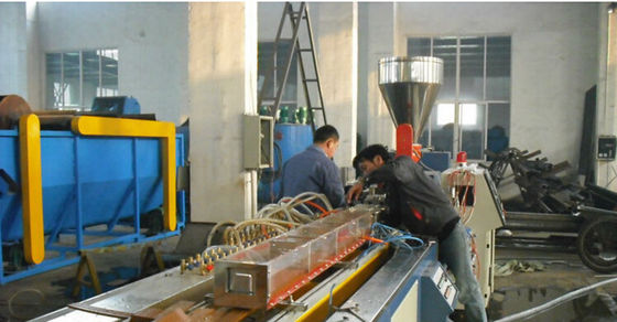 Un buen precio. Cadena de producción plástica del perfil del PVC con el extrusor de tornillo gemelo, línea plástica de la protuberancia del perfil de la ventana del PVC WPC en línea