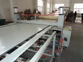 Un buen precio. Tres - cadena de producción del tablero de la construcción de la capa WPC para la protuberancia del encofrado del PVC WPC en línea