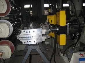 Un buen precio. Línea plástica de la protuberancia del tablero de los PP PE con el miembro y las bandejas artificiales en línea