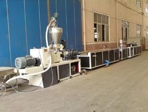 Un buen precio. Cadena de producción de WPC, línea de la protuberancia de la placa de la puerta del PVC de W 600-1250m m en línea