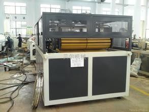 Un buen precio. Cadena de producción reciclable del tablero de la puerta de WPC en línea