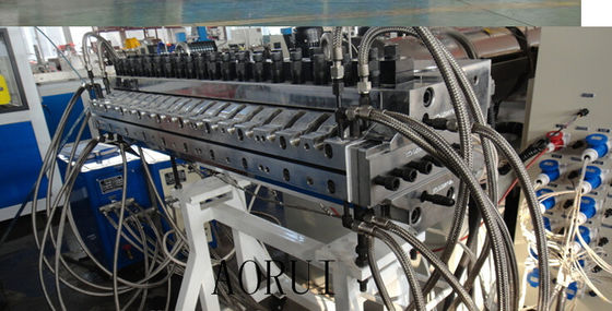 Un buen precio. La máquina del tablero de la espuma de los deportes WPC del tráfico del cuarto de baño recicló el PE/los PP en línea