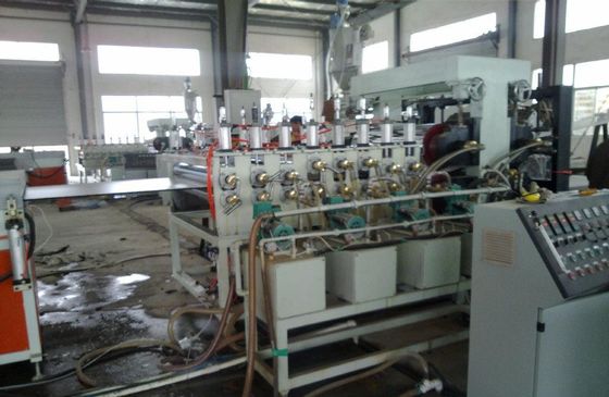 Un buen precio. Tablero de la espuma del PVC que hace la máquina, línea de la protuberancia del tablero de la puerta del PVC/cadena de producción plástica del tablero en línea