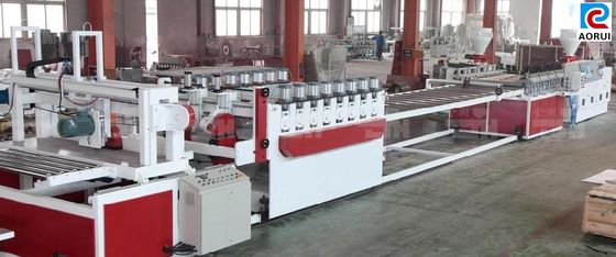 Un buen precio. La máquina del tablero de la espuma del PVC WPC libre hizo espuma cadena de producción de la hoja de la decoración del tablero de la hoja en línea