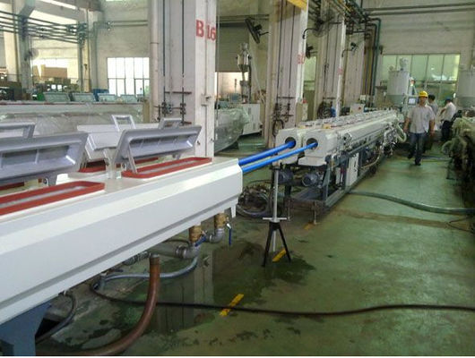 Un buen precio. Tubo gemelo del gemelo del PVC del plástico de la máquina del extrusor de tornillo que hace la máquina para el tubo de agua en línea