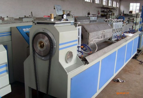 Un buen precio. 0.4 - 1,5 M/cadena de producción plástica mínima del tubo, máquina del plástico del extrusor de solo tornillo en línea