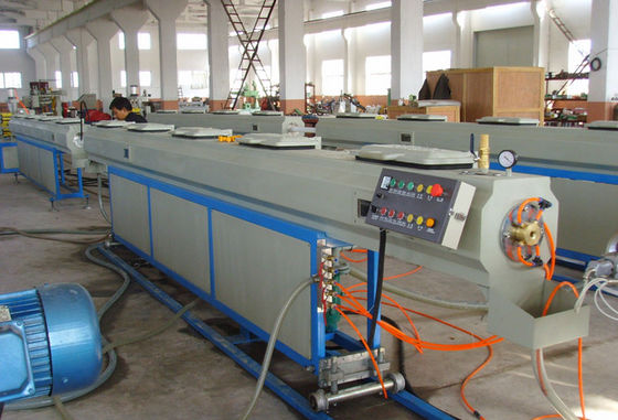 Un buen precio. Cadena de producción plástica del tubo de la máquina de la fabricación del tubo de la agua caliente/fría de PPR en línea