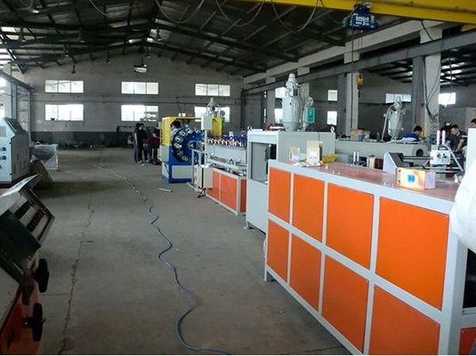 Un buen precio. Cadena de producción suave reforzada fibra del tubo del PVC sola máquina de la protuberancia del tubo del tornillo en línea