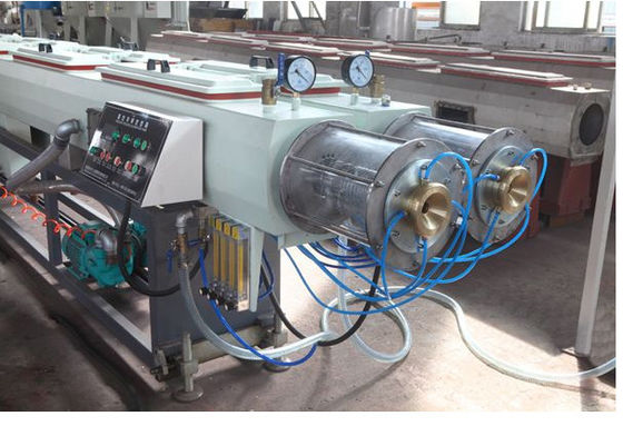 Un buen precio. Línea plástica máquina de la protuberancia del tubo del PVC del control del PLC del extrusor de tornillo del doble en línea