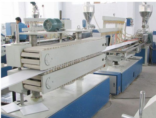 Un buen precio. Línea/máquina plásticas de madera de la protuberancia de la hoja del Pvc del producto completamente automática en línea
