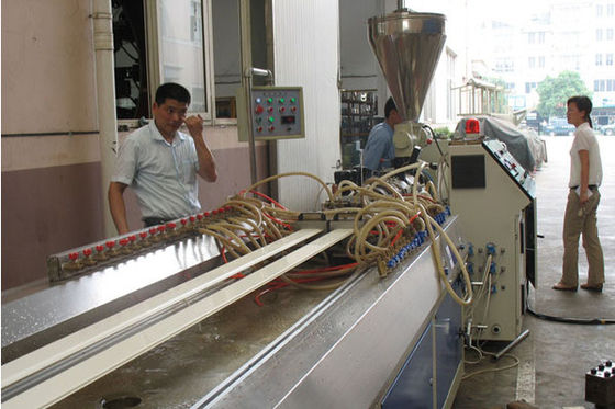 Un buen precio. La cadena de producción doble automática del perfil del tornillo WPC ventana y puerta perfila la fabricación en línea