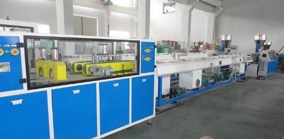 Un buen precio. Línea plástica automática CE/ISO9001 de la protuberancia del tubo del PVC del extrusor de tornillo del gemelo en línea