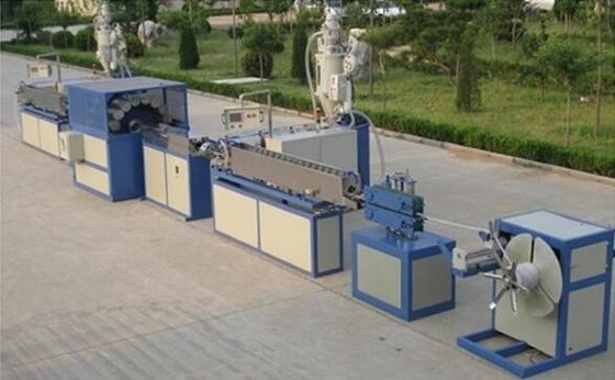 Un buen precio. Línea plástica reforzada PVC de la protuberancia del tubo del jardín, manguera que hace la máquina en línea