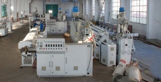 Un buen precio. Extrusor suave reforzado fibra plástica doble del tubo del PVC de la máquina de la fabricación del tubo del tornillo en línea