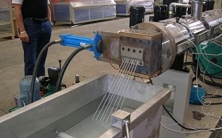 Un buen precio. Los gránulos plásticos máquina, CE del PE certificaron la máquina de los gránulos de la película del PE en línea