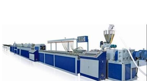 Un buen precio. Línea plástica de la protuberancia del perfil del tornillo gemelo automático, máquina de la protuberancia del Pvc de la placa en línea