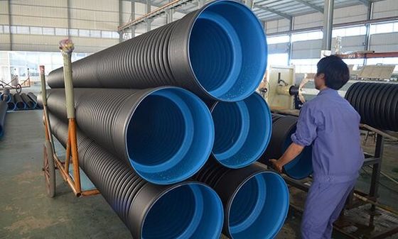 Un buen precio. Cadena de producción acanalada del tubo de la protuberancia de la resistencia térmica de la máquina del HDPE de la pared plástica del doble en línea