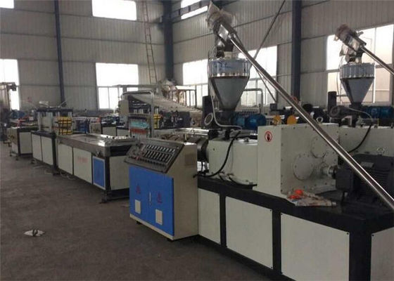 Un buen precio. Máquina plástica del extrusor de la producción plástica de madera del perfil, equipo plástico de la protuberancia en línea