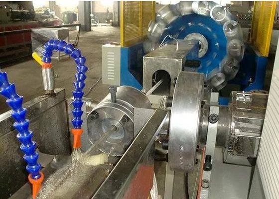 Un buen precio. Manguera de jardín del PVC que hace máquina la línea plástica de la protuberancia, cadena de producción reforzada fibra gemela del tubo del PVC del tornillo en línea