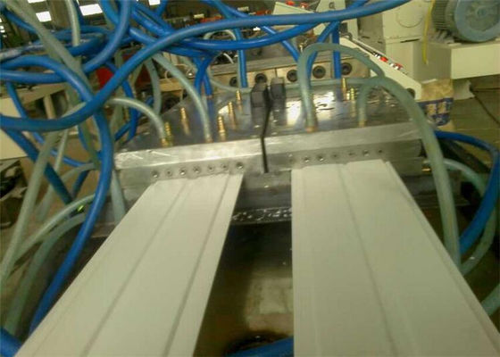 Un buen precio. Línea plástica completamente automática de la protuberancia del perfil del PVC WPC para la producción de la puerta/de la ventana en línea