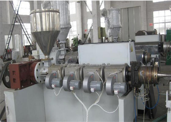 Un buen precio. Tubo acanalado del PVC que hace la máquina, cadena de producción acanalada plástica del tubo en línea