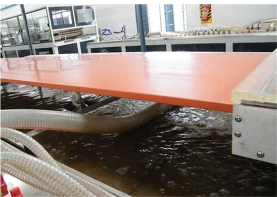 Un buen precio. Cadena de producción completamente automática del tablero de WPC, cadena de producción del tablero de la espuma del Pvc CE/ISO9001 en línea
