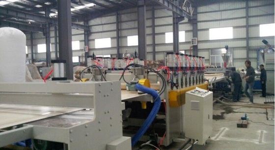 Un buen precio. Línea compuesta plástica de madera de la protuberancia del PVC WPC para la producción del perfil de la ventana en línea