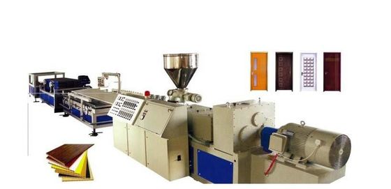 Un buen precio. Línea plástica de la protuberancia del tablero de Multilayers WPC 350 - 400 kilogramos completamente automáticos/H en línea