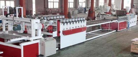 Un buen precio. Línea plástica PVC de la protuberancia del tablero de la construcción/tablero de la espuma de WPC que hace la máquina en línea