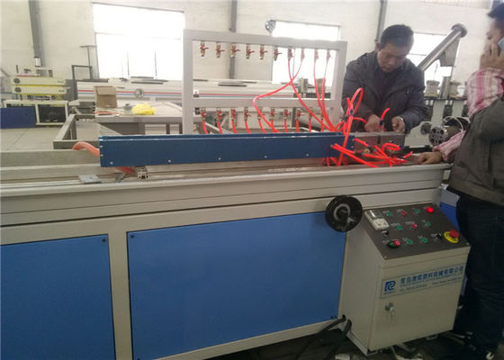 Un buen precio. Línea doble de la protuberancia del perfil de la puerta del PVC WPC del tornillo 100kg/H en línea